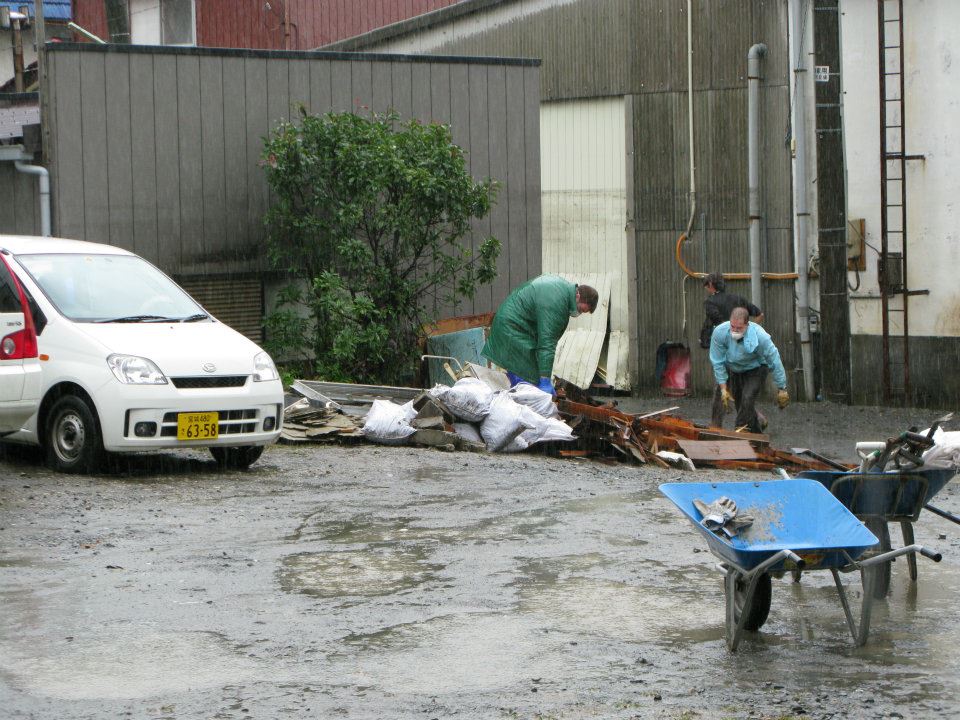 Fukushima cleanup in the rain