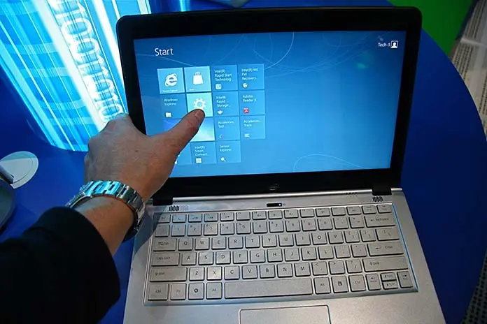 Expert users of touchscreen hybrids prefer heavy thumb use, even to reach deep into the screen. | Intel Free Press